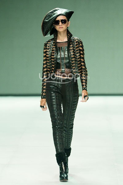 Ika Butoni by Mardiana Ika. BNI Presents Iniverse Bonding. Indonesia Fashion Week 2014 at Jakarta Convention Center. Senayan. Jakarta. [Foto: Mohammad Abduh/Wolipop]