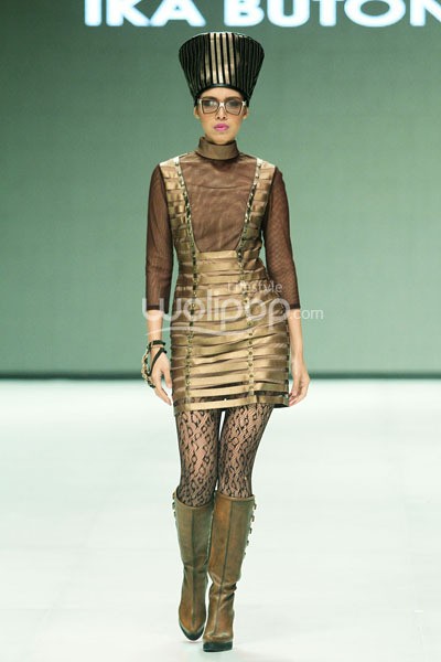 Ika Butoni by Mardiana Ika. BNI Presents Iniverse Bonding. Indonesia Fashion Week 2014 at Jakarta Convention Center. Senayan. Jakarta. [Foto: Mohammad Abduh/Wolipop]