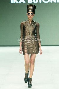 Ika Butoni by Mardiana Ika. BNI Presents Iniverse Bonding. Indonesia Fashion Week 2014 at Jakarta Convention Center. Senayan. Jakarta. [Foto: Mohammad Abduh/Wolipop]