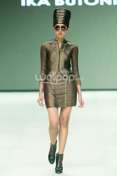 Ika Butoni by Mardiana Ika. BNI Presents Iniverse Bonding. Indonesia Fashion Week 2014 at Jakarta Convention Center. Senayan. Jakarta. [Foto: Mohammad Abduh/Wolipop]