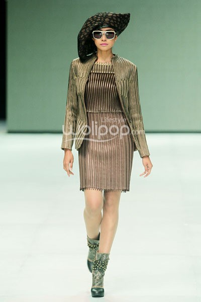 Ika Butoni by Mardiana Ika. BNI Presents Iniverse Bonding. Indonesia Fashion Week 2014 at Jakarta Convention Center. Senayan. Jakarta. [Foto: Mohammad Abduh/Wolipop]