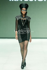 Ika Butoni by Mardiana Ika. BNI Presents Iniverse Bonding. Indonesia Fashion Week 2014 at Jakarta Convention Center. Senayan. Jakarta. [Foto: Mohammad Abduh/Wolipop]