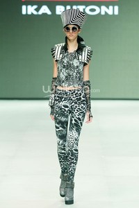 Ika Butoni by Mardiana Ika. BNI Presents Iniverse Bonding. Indonesia Fashion Week 2014 at Jakarta Convention Center. Senayan. Jakarta. [Foto: Mohammad Abduh/Wolipop]