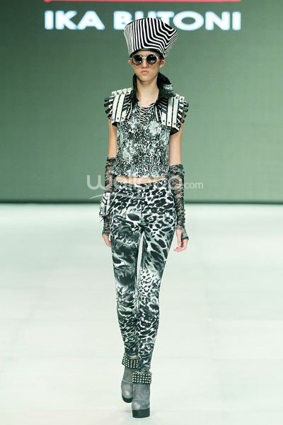 Ika Butoni by Mardiana Ika. BNI Presents Iniverse Bonding. Indonesia Fashion Week 2014 at Jakarta Convention Center. Senayan. Jakarta. [Foto: Mohammad Abduh/Wolipop]