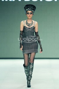 Ika Butoni by Mardiana Ika. BNI Presents Iniverse Bonding. Indonesia Fashion Week 2014 at Jakarta Convention Center. Senayan. Jakarta. [Foto: Mohammad Abduh/Wolipop]