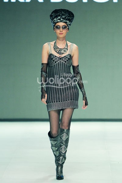 Ika Butoni by Mardiana Ika. BNI Presents Iniverse Bonding. Indonesia Fashion Week 2014 at Jakarta Convention Center. Senayan. Jakarta. [Foto: Mohammad Abduh/Wolipop]