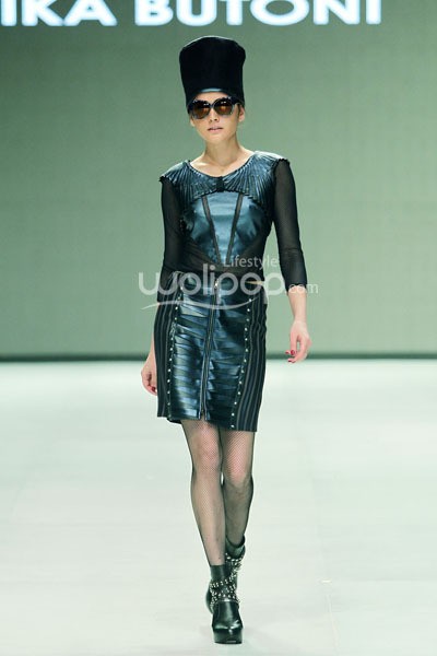 Ika Butoni by Mardiana Ika. BNI Presents Iniverse Bonding. Indonesia Fashion Week 2014 at Jakarta Convention Center. Senayan. Jakarta. [Foto: Mohammad Abduh/Wolipop]