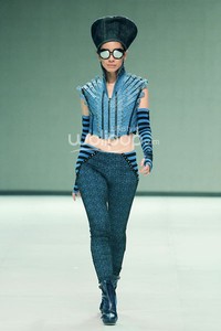 Ika Butoni by Mardiana Ika. BNI Presents Iniverse Bonding. Indonesia Fashion Week 2014 at Jakarta Convention Center. Senayan. Jakarta. [Foto: Mohammad Abduh/Wolipop]