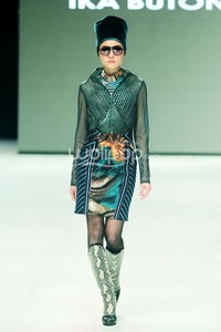 Ika Butoni by Mardiana Ika. BNI Presents Iniverse Bonding. Indonesia Fashion Week 2014 at Jakarta Convention Center. Senayan. Jakarta. [Foto: Mohammad Abduh/Wolipop]