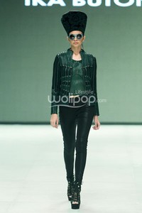 Ika Butoni by Mardiana Ika. BNI Presents Iniverse Bonding. Indonesia Fashion Week 2014 at Jakarta Convention Center. Senayan. Jakarta. [Foto: Mohammad Abduh/Wolipop]