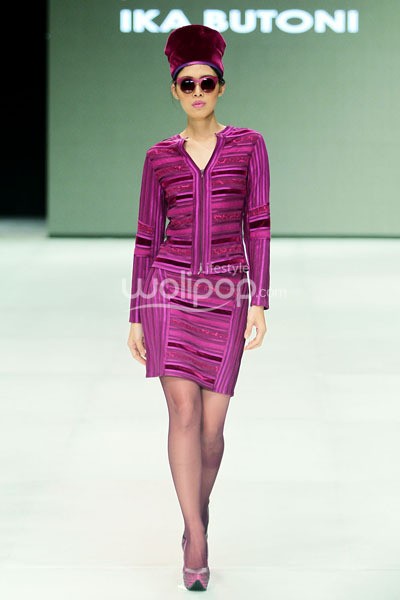 Ika Butoni by Mardiana Ika. BNI Presents Iniverse Bonding. Indonesia Fashion Week 2014 at Jakarta Convention Center. Senayan. Jakarta. [Foto: Mohammad Abduh/Wolipop]