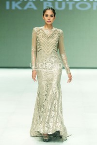 Ika Butoni by Mardiana Ika. BNI Presents Iniverse Bonding. Indonesia Fashion Week 2014 at Jakarta Convention Center. Senayan. Jakarta. [Foto: Mohammad Abduh/Wolipop]