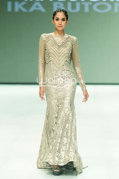 Ika Butoni by Mardiana Ika. BNI Presents Iniverse Bonding. Indonesia Fashion Week 2014 at Jakarta Convention Center. Senayan. Jakarta. [Foto: Mohammad Abduh/Wolipop]