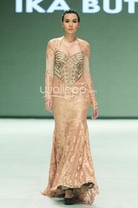 Ika Butoni by Mardiana Ika. BNI Presents Iniverse Bonding. Indonesia Fashion Week 2014 at Jakarta Convention Center. Senayan. Jakarta. [Foto: Mohammad Abduh/Wolipop]