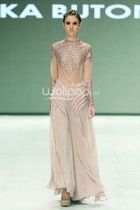 Ika Butoni by Mardiana Ika. BNI Presents Iniverse Bonding. Indonesia Fashion Week 2014 at Jakarta Convention Center. Senayan. Jakarta. [Foto: Mohammad Abduh/Wolipop]