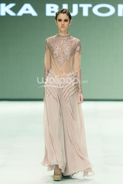 Ika Butoni by Mardiana Ika. BNI Presents Iniverse Bonding. Indonesia Fashion Week 2014 at Jakarta Convention Center. Senayan. Jakarta. [Foto: Mohammad Abduh/Wolipop]