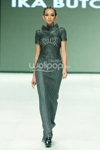 Ika Butoni by Mardiana Ika. BNI Presents Iniverse Bonding. Indonesia Fashion Week 2014 at Jakarta Convention Center. Senayan. Jakarta. [Foto: Mohammad Abduh/Wolipop]