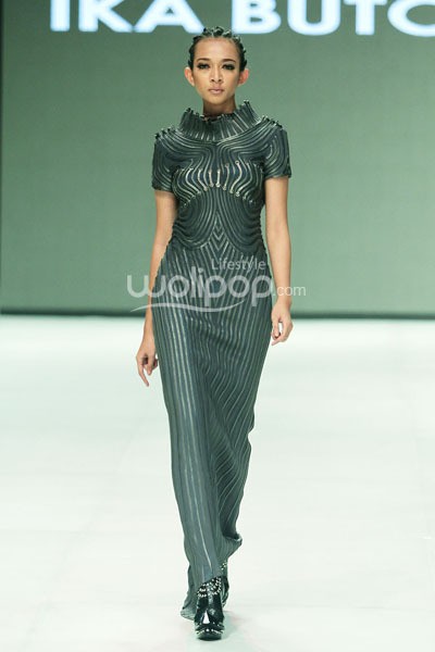 Ika Butoni by Mardiana Ika. BNI Presents Iniverse Bonding. Indonesia Fashion Week 2014 at Jakarta Convention Center. Senayan. Jakarta. [Foto: Mohammad Abduh/Wolipop]