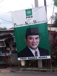 Pro Kontra Warga Soal Spanduk Profesor Rhoma Irama