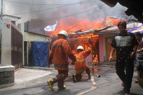 Rumah Penduduk di Belakang Pasar Baru Terbakar