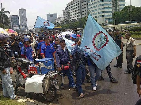 700 Buruh Long March dari DPR ke GBK, Lalin Tersendat