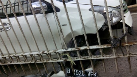 Ngantuk, Pengemudi Avanza Menabrak Separator Busway di Buncit