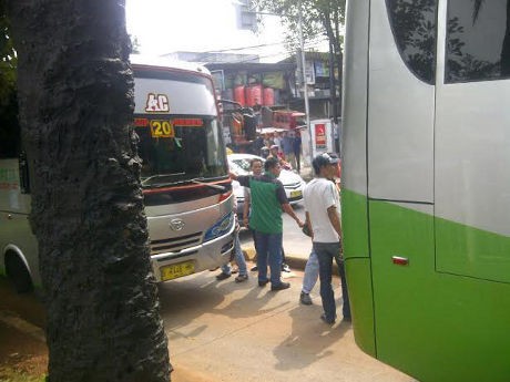Bak Buk! Sopir Kopaja P 20 AC Berkelahi di Jalur TransJ Pejaten