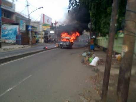 Mobil Bak Terbuka Terbakar di Palmerah