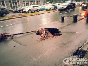 Ada Lubang Menganga di Jalan Sudirman Dekat Polda Metro Jaya