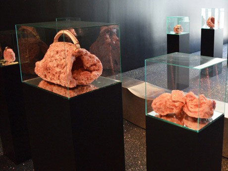 Ngeri! Karya Seni Ini Seperti Terbuat Dari Kulit Manusia