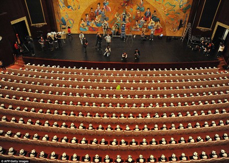 Ribuan Instalasi Panda Penuhi Teater di Taipei