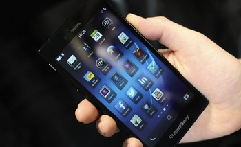 Sekilas BlackBerry Jakarta nyaris mempunyai bentuk serupa dengan Z10 atau Z30. Tapi bila dilihat lebih jelas, garis lekukan di ujungnya jauh lebih keras. (kredit foto: Crackberry).