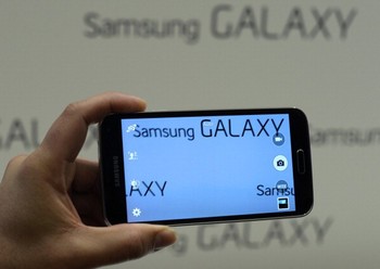 Galaxy S5 akan segera dipasarkan di seluruh dunia, namun harganya belum diumumkan. (kredit foto: getty images)