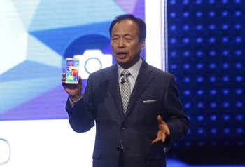 CEO Samsung J.K Shin memperkenalkan Galaxy S5 di Mobile World Congress 2014. (kredit foto: getty images)