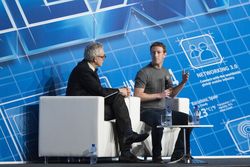 Zuck Cerita WhatsApp di Panggung MWC 2014