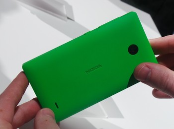 Nokia X sudah mengandalkan prosesor dual core Snapdragon 200 dengan kecepatan clock 1 GHz dan RAM sebesar 512 MB.