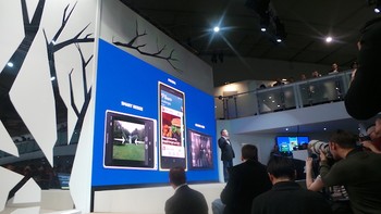 Stephen Elop, EVP Nokia Devices & Services, memulai presentasinya tepat pukul 8 pagi waktu setempat. Nokia memang sengaja mencuri start di saat kompetitornya masih terlelap dinginnya kota Barcelona.