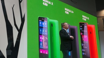Ponsel ini selain punya kamera belakang 5 MP autofocus dengan flash, juga menawarkan kamera depan 2 MP. Cocok untuk para penikmat selfie, maupun yang hobi video call dengan Skype, atau bahkan video call dengan BlackBerry Messenger (BBM) yang sudah terinstal di dalamnya.