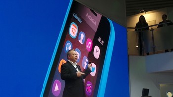Keduanya memang diposisikan untuk pasar emerging market segment low entry yang baru pertama kali punya ponsel internet.