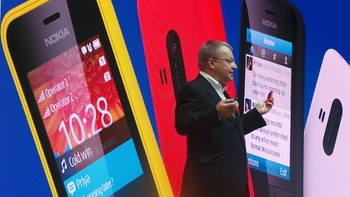 Setelah memperkenalkan kedua ponsel low end itu, Elop sengaja mengulur waktu sampai akhirnya memperkenalkan Nokia X.
