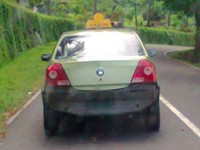Bemper mobil jatuh di jalan. (Foto Desales Lewur).
