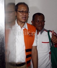 Deddy meninggalkan ruang sidang seusai membacakan pledoi. Lamhot Aritonang/detikFoto.