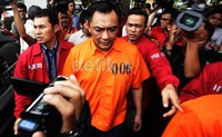 Heru diduga menerima suap dari Yusron Arif. Suap diberikan dalam bentuk polis asuransi tercatat ada 11 lembar.     