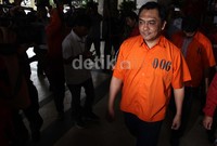 Adapun dugaan tindak pidana yang dilakukan Yusron dilakukan sejak 2005 hingga 2007, yaitu dengan membentuk 10 anak perusahaan yang semuanya hanya seumur jagung. Modus itu adalah untuk menghindari audit Ditjen Bea dan Cukai. Adapun total dana untuk 11 polis asuransi Rp 11.424.893.500.     