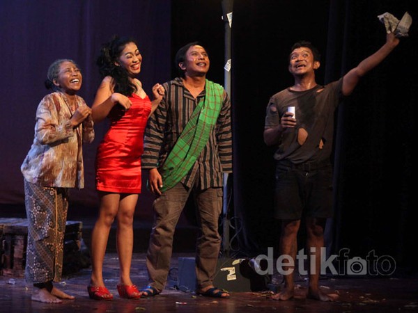 Pentas Teater Mega Mega
