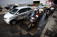 Setiap kendaraan terutama sepeda motor yang melintas harus memelankan kecepatannya karena rusaknya jalan.