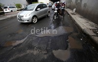 Kondisi jalan yang berlubang itu akan membahayakan pengguna jalan yang melintas.