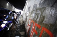 Jalan rusak itu mengakibatkan kemacetan panjang.