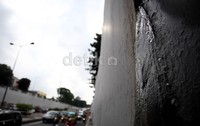 Selain jalan yang berlubang, juga ada rembesan air di dinding sisi kiri dan kanan terowongan.