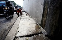 Sejumlah pengendara melintas di jalan yang menghubungkan Jakarta-Bekasi tersebut.